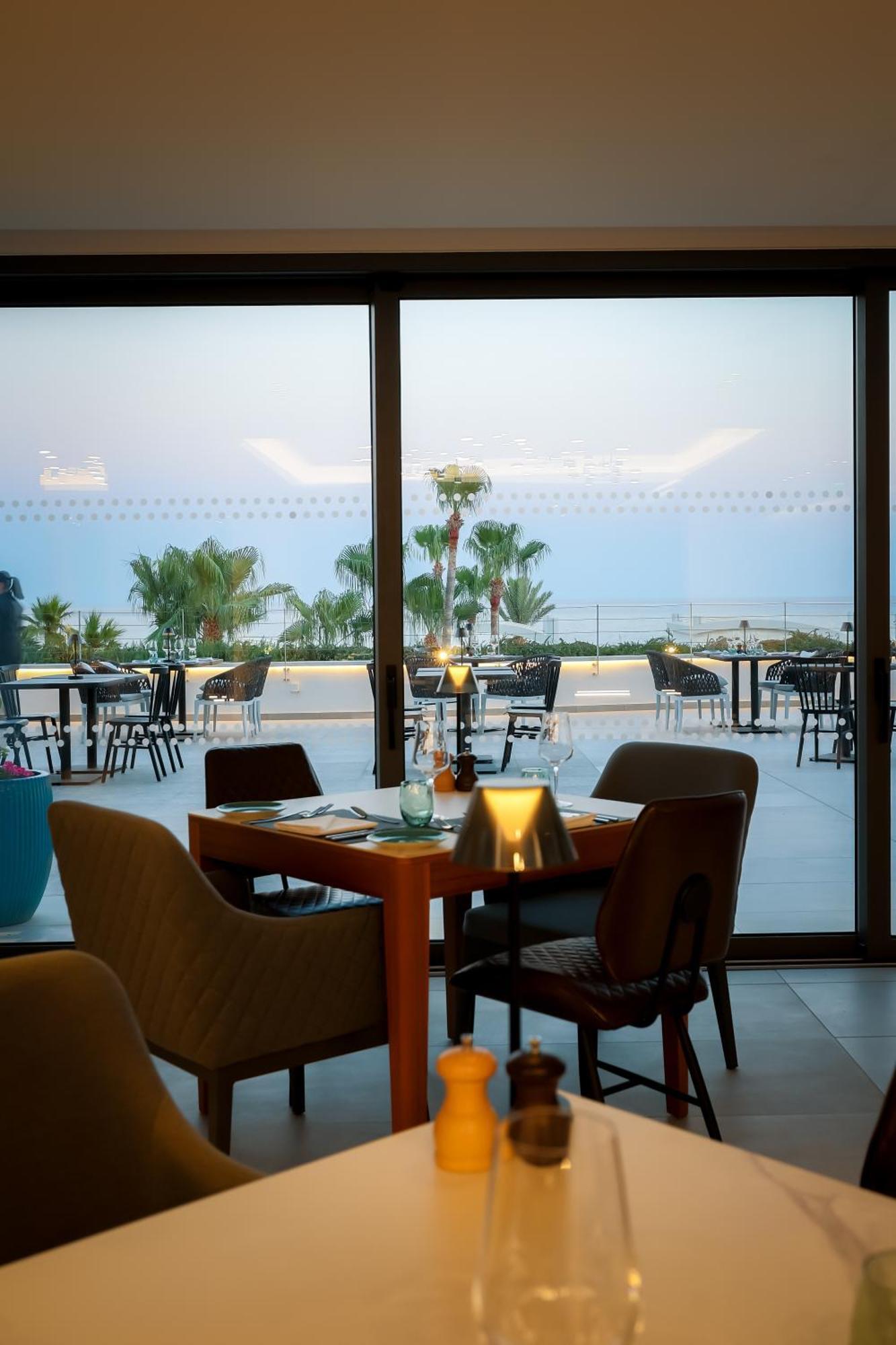 Radisson Beach Resort Ларнака Екстериор снимка
